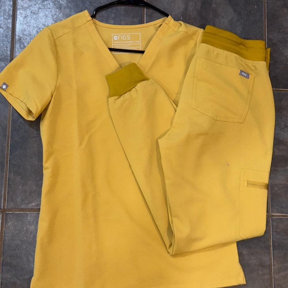 Figs Mustard Yellow Scrub Ensemble